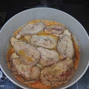 en la cazuela la carne añadida y el vino