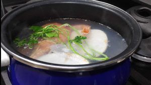 merluza y gambas en una cazuela con agua
