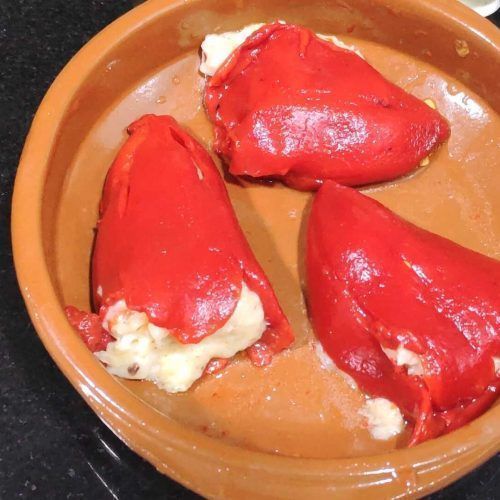 cazuela con piimientos del piquillo rellenos de merluza