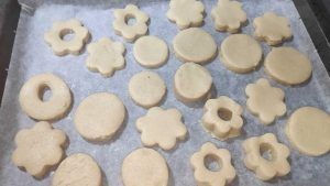 una bandeja con galletas cortadas