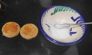 dos galletas y un bol con glasa