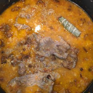 fricando de ternera con moixernons y un ramillete de hierbas