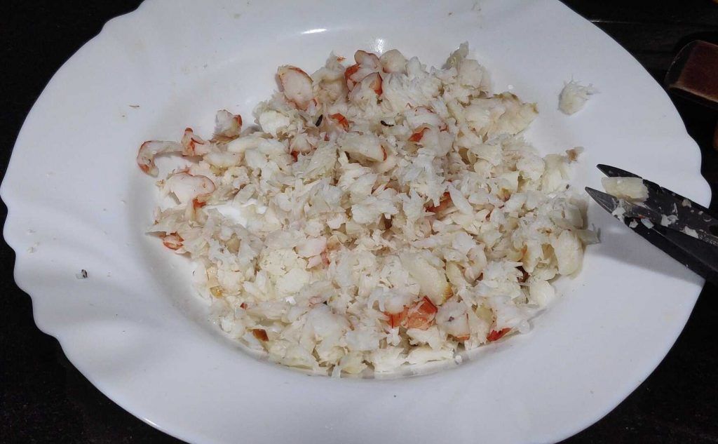 lluç i gambes trossejades en un plat
