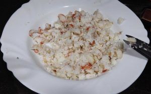 merluza y gambas troceadas en un plato para elaborr el relleno de los pimientos