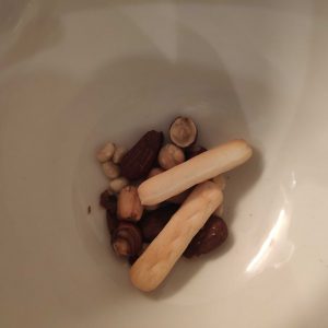una picada en un mortero, con avellana, piñones, pan y almendras