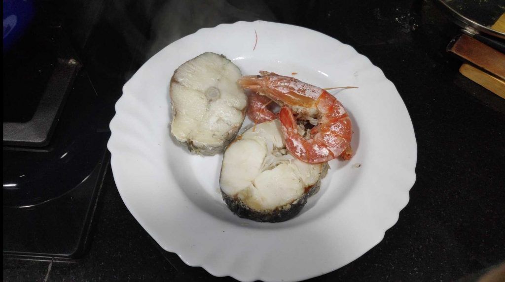en un plat rodanxes de lluç i gambes