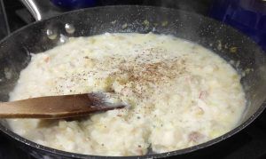 aañadido el caldo a la sartén para la preparación del relleno de los pimientos