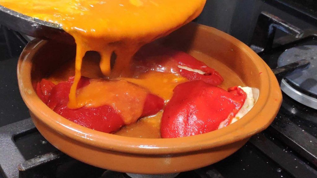 abocant la salsa a la cassola sobre els pebrots