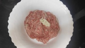 en un plat ingredients de les pilotes de carn
