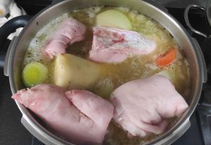 ingredients a l'olla amb aigua per al brou de Nadal