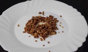 Crocanti d'ametlla en un plat