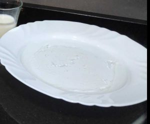 Fulles de gelatina en remull amb aigua