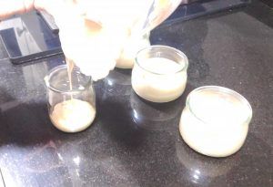 Omplint amb mousse els gotets de vidre