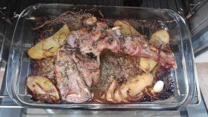 Espatlla de xai en una safata ja cuinada