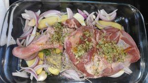 Espatlla de xai en una safata de forn