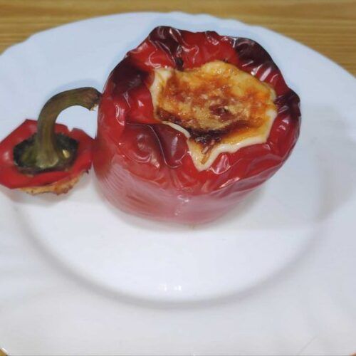 Un pebrot vermell farcit de carn