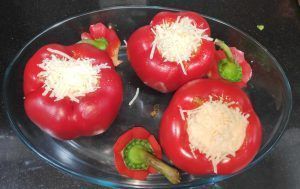 Pebrots farcits tres en una font
