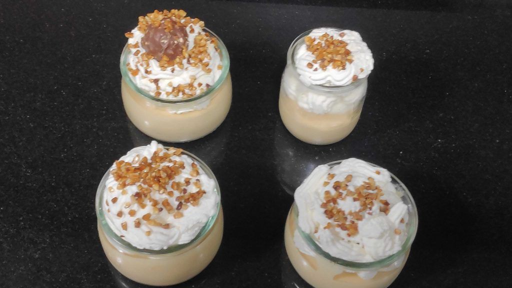 Cuatro vasitos de mousse de turrón con almendra