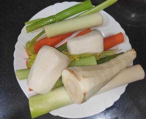 Verdures per al brou en un plat