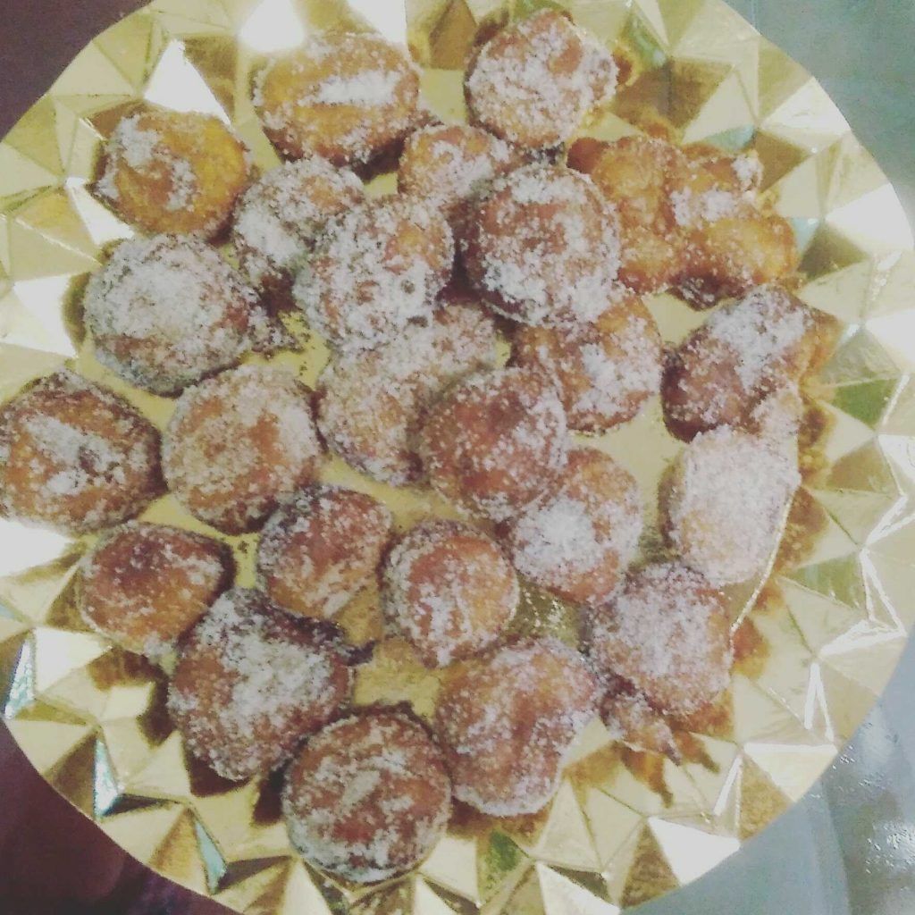 buñuelos de viento en una bandeja dorada