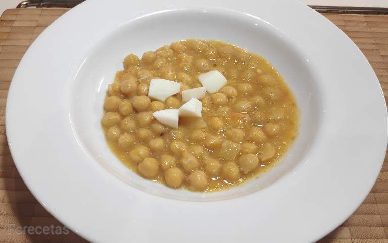 Garbanzos con huevo duro
