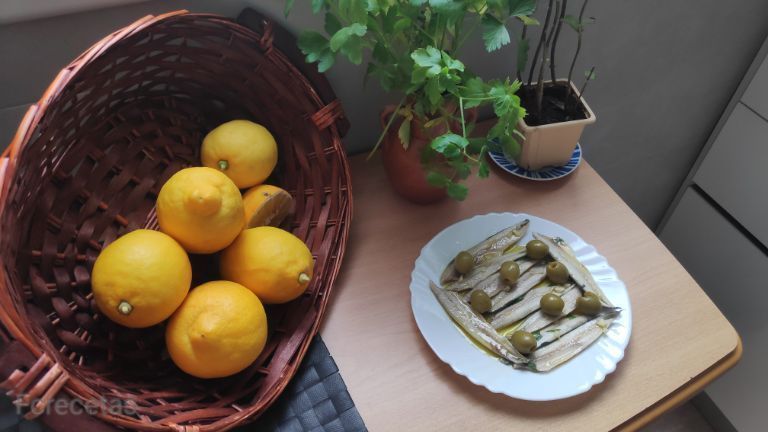 boquerones en vinagre caseros en un plato unos limones