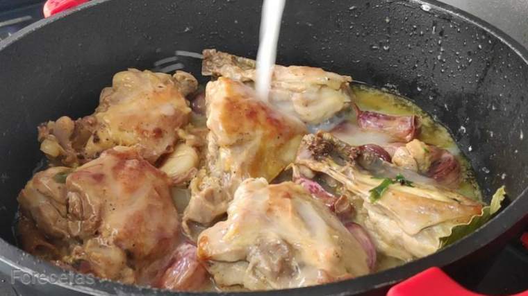 añadido caldo de pollo a la cazuela
