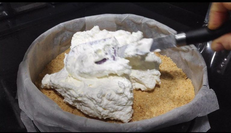 afegint la barreja del mousse a la base al motlle