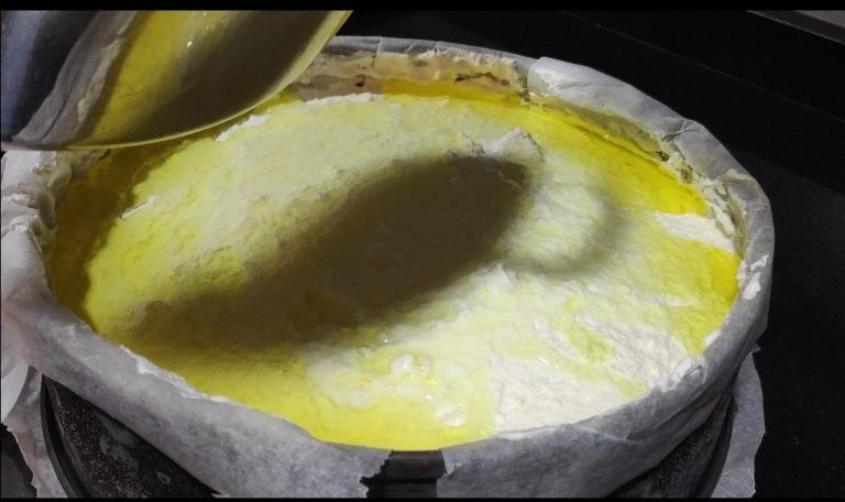 afegint al mousse la cobertura de gelatina de llimona