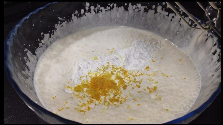 pas de l'elaboració afegint la ratlladura de llimona a la nata per preparar la mousse