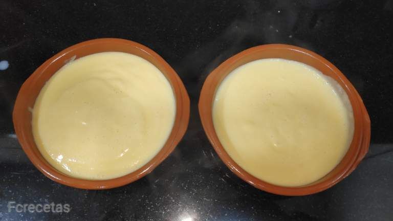 sucre per sobre la crema catalana per cremar pas final de la elaboració de la crema catalana