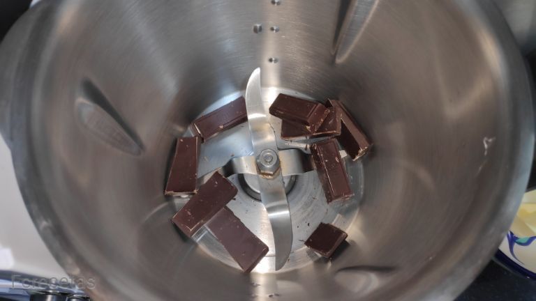 robot de cuina amb xocolata trossejada