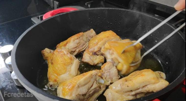 pollo troceado en una cazuela con aceite, le damos vuelta