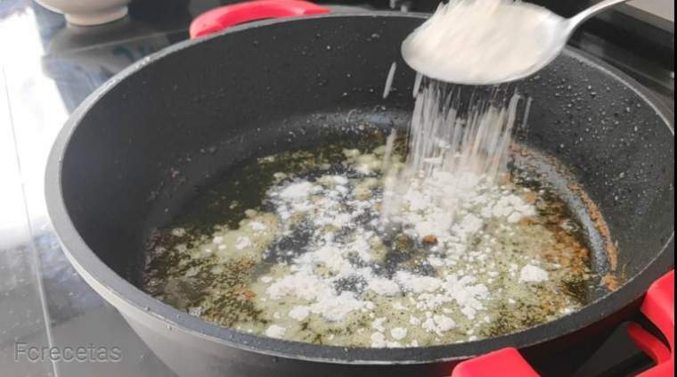 añadimos harina en la cazuela con poco aceite