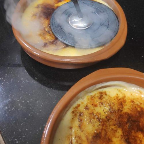 cremant el sucre de la crema catalana amb cremador de ferro tradicional