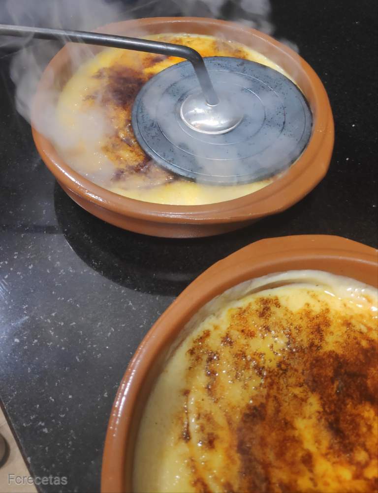cremant el sucre de la crema catalana amb cremador de ferro tradicional