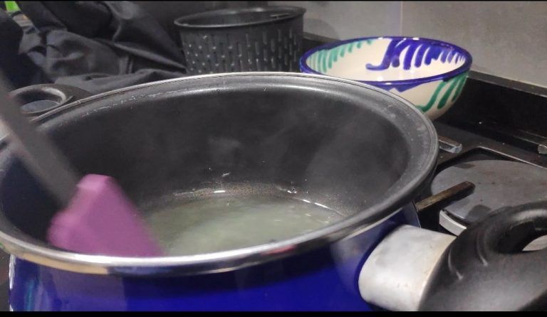 la cassola remenant la gelatina i la llimona pas de elaboració de la recepta
