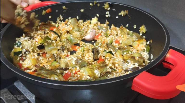 sofriendo el arroz en la cazuela