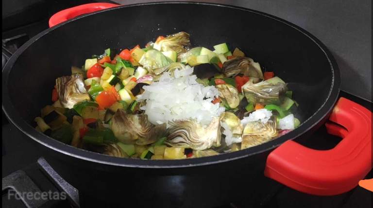 añadido cebolla y ajo picado al sofrito de verduras
