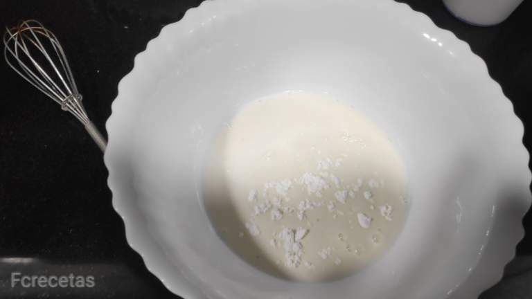 farina afegida a la llet per preparar la crema de Sant Josep