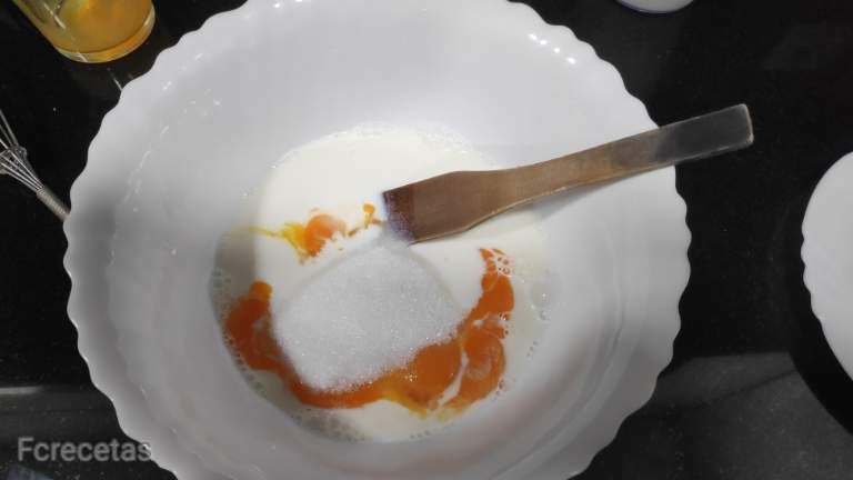 afegim sucre als ous pas de la elaboració de la crema