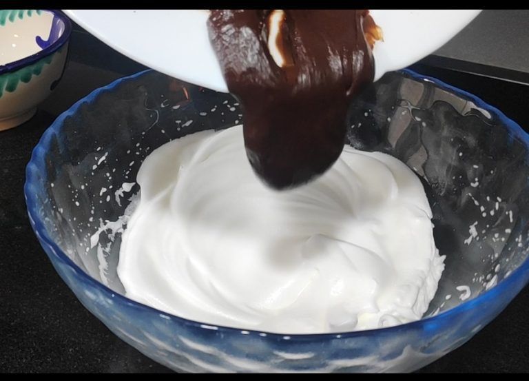 afegint xocolata a les clares