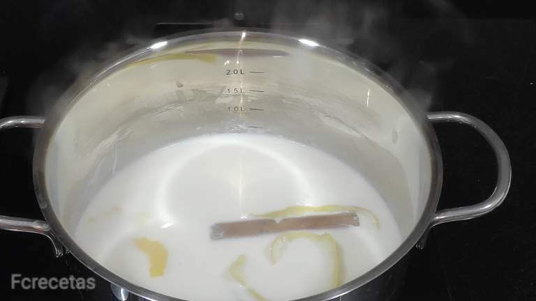 infusión de leche con rama de canela y piel de limón elaboración de la crema
