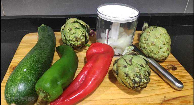 verduras para el arroz, pimientos verde y rojo, alcachofas ,cebolla y ajo en la picadora
