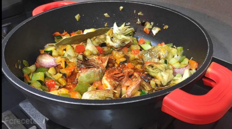 añadido al sofrito laurel y pimentón dulce