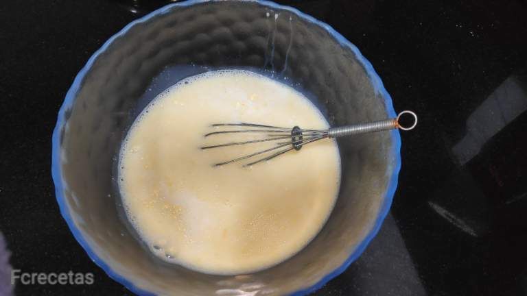 mezcla batida paso de la elaboración de la crema quemada