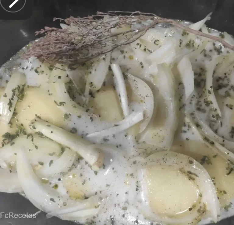 un llit de patates i ceba, amb herbes, i romaní