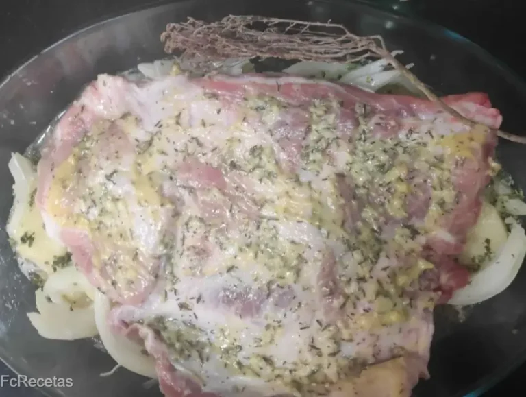 carn amb la picada afegida sobre les patates i cebes