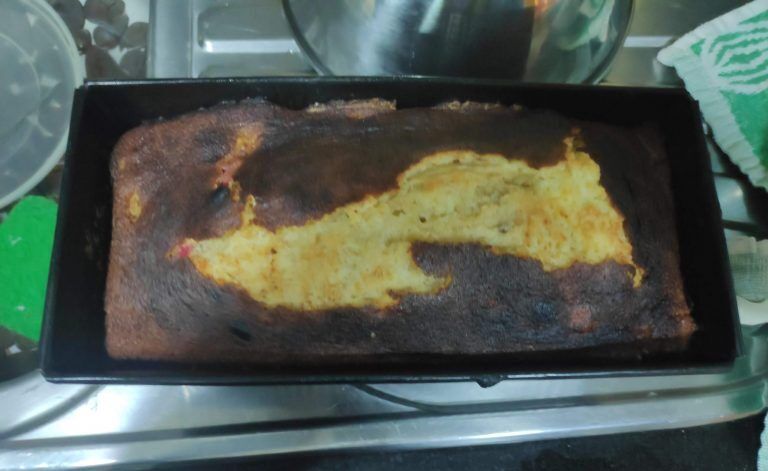 plum cake cocinado en el molde