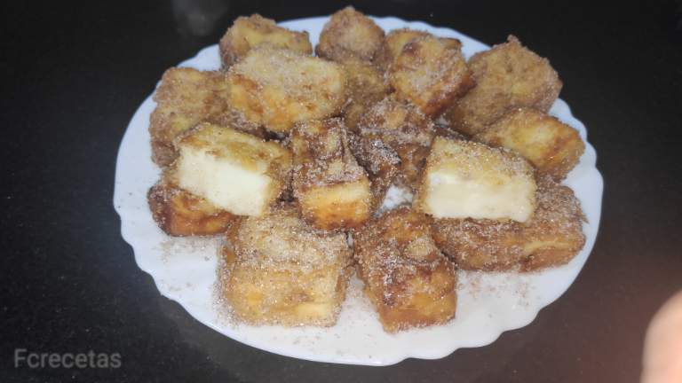 un plato con leche frita
